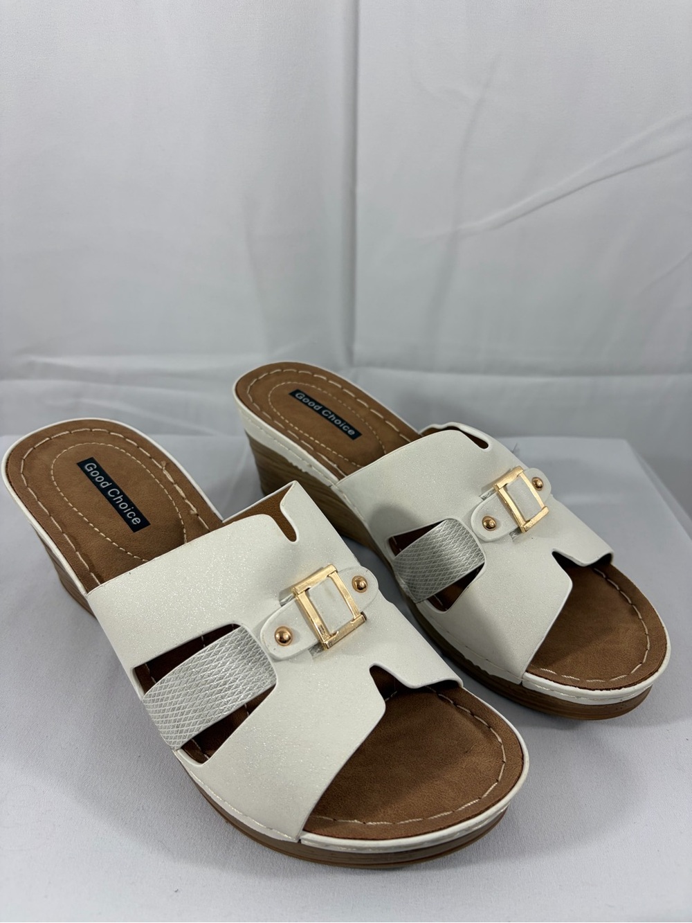 NWT Good Choice Women’s Size 7.5 White Gold Slip-On Wedge